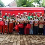 001 - Seluruh tim Sharp Indonesia berfoto bersama untuk menandakan berakhirnya program CSR Sharp Mobil Learning Station Jember.1