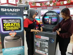 A - Konsumen mengecek kondisi mesin cuci SHARPsekaligus promo token listrik yang berlangsung sejak awal November 2019