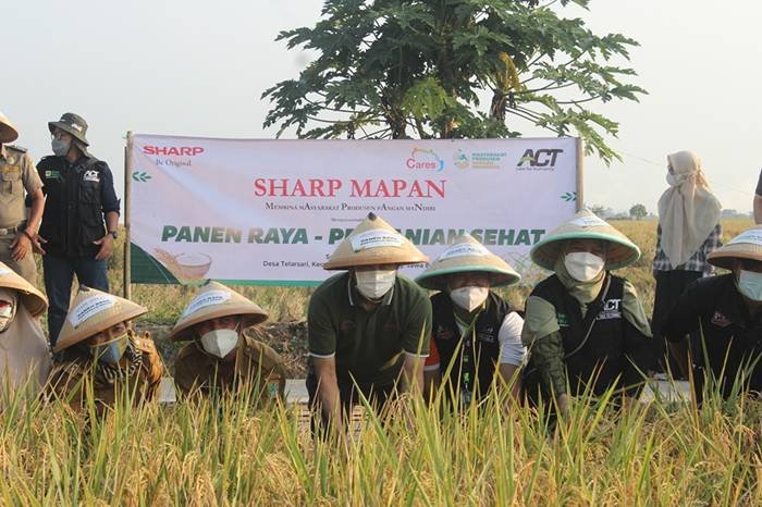 a - Presiden Direktur Sharp Indonesia Bersama dengan Perwakilan Pemeri...