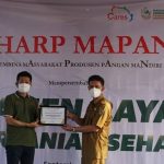 a - Presiden Direktur Sharp Indonesia Shinji Teraoka Memberikan Piagam...