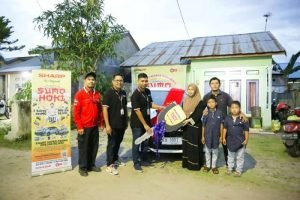 Penyerahan 1 unit mobil kepada pemenang Inur Hasanah
