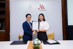 ALampung Marriott Resort & SPA Hotel Management Agreement Signing - Ms. Selphie Bong - Project Director of Hurun Bay Project & Mr. Andree Susilo - Development Director of Marriott Apec_1