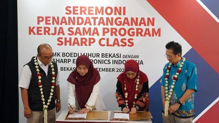 033 Foto 1 Perwakilan Sharp Bersama Perwakilan Smk Boedi Luhur Menandatangain Mou Kerjasama Program Sharp Class