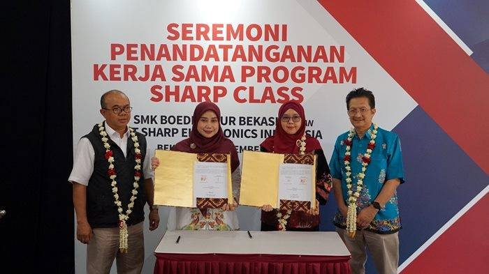 033 Foto 2 Perwakilan Sharp Bersama Perwakilan Smk Boedi Luhur Bekasi Menunjukan Mou Kerjasama Program Sharp Class Yang Telah Ditanda Tangani