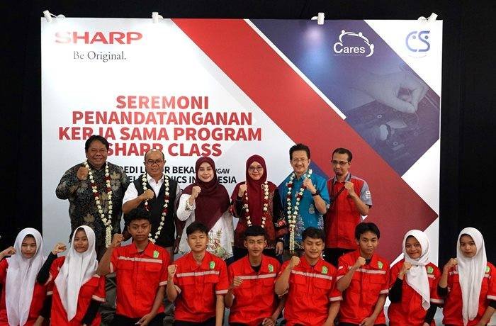 033 Foto 3 Perwakilan Sahrp Bersama Perwakilan Smk Boedi Luhur, Perwakilan Dina Pendidikan Provinsi Jawa Barat Dan Perwakilan Anak Anak Sharp Class Berfo