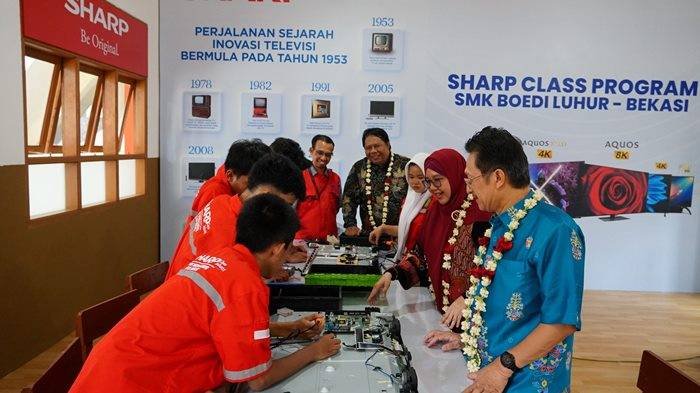 033 Foto 4 Perwakilan Sharp Bersama Perwakilan Smk Boedi Luhur Bekasi Dan Perwakilan Dinas Pendidikan Melihat Suasana Belajar Program Sharp Class