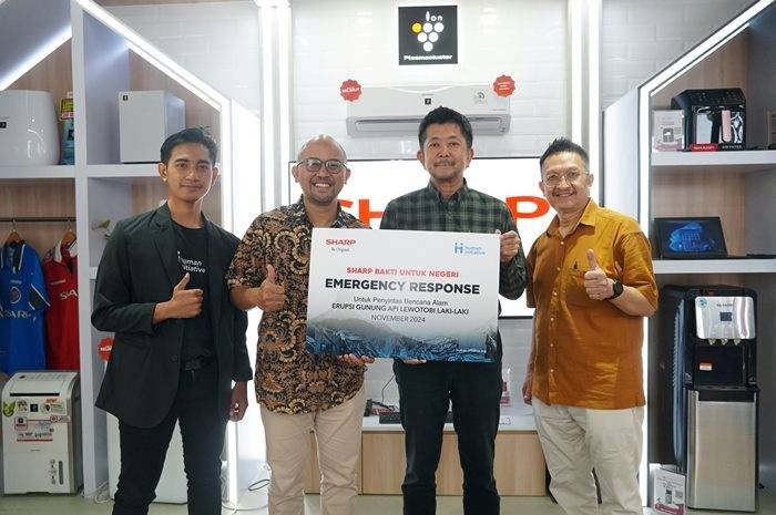 039 Foto 1 Perwakilan Sharp Menyerahkan Bantuan Kepada Pengungsi Korban Gunung Meletus Lewotobi