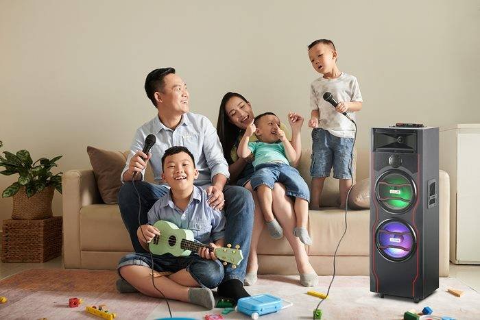 040 Foto 1 Keluarga Sedang Menikmati Kebersamaan Dengan Berkaraoke Bersama Dengan Menggunakan Speaker Dari Sharp