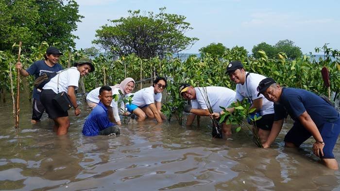 Foto 1 perwakilan sharp bersama masyarakat setempat melakukan penanaman bibit pohon mangrove di pulau tunda