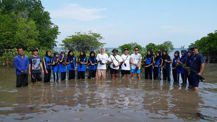 Foto 3 perwakilan sharp bersama siswa smpn 4 satu atap melakukan penanaman bibit pohon mangrove