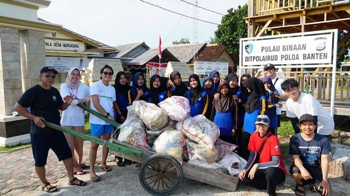 Foto 4 kegiatan sharp untuk bumi berhasil mengumpulkan sampah sebanyak 75,25 kg